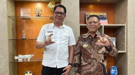 TERIMA : Kepala Dislutkan H. Darliansjah saat menerima kunjungan Wakil Bupati Sukamara Nur Efendi di ruang kerjanya pada Rabu (16/4).(IST)
