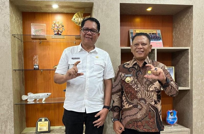 TERIMA : Kepala Dislutkan H. Darliansjah saat menerima kunjungan Wakil Bupati Sukamara Nur Efendi di ruang kerjanya pada Rabu (16/4).(IST)