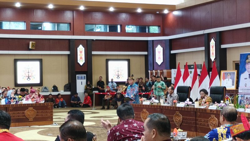 MENJELASKAN - Gubernur Kalimantan Tengah Agustiar Sabran saat menjelaskan program 100 hari kerja dalam Musrenbang RKPD 2026, Aula Jayang Tingang.(IST)
