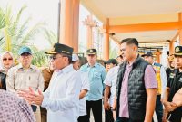 DAMPINGI : Plt Kepala Dinas Pendidikan Provinsi Kalteng Muhammad Reza Prabowo saat mendampingi Gubernur H. Agustiar Sabran melakukan peninjauan langsung terhadap kondisi infrastruktur Pelabuhan Tanjung Puting, Jumat (4/4).(IST)