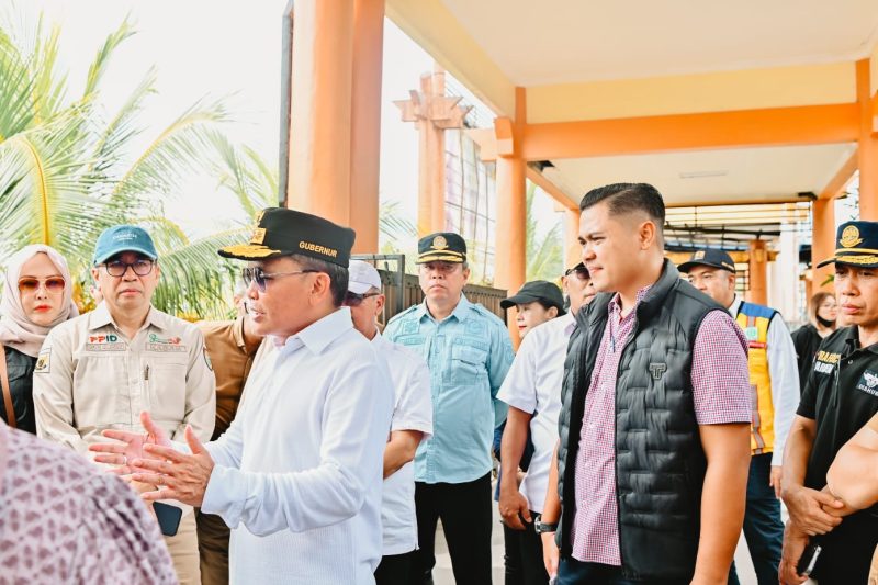 DAMPINGI : Plt Kepala Dinas Pendidikan Provinsi Kalteng Muhammad Reza Prabowo saat mendampingi Gubernur H. Agustiar Sabran melakukan peninjauan langsung terhadap kondisi infrastruktur Pelabuhan Tanjung Puting, Jumat (4/4).(IST)