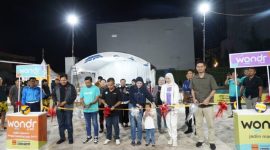 HADIRI : Ketua TP-PKK Provinsi Kalteng Aisyah Thisia Agustiar Sabran saat menghadiri Open Tournament Bola Voli Wondr by BNI Palangka Raya CUP Tahun 2025, di Lapangan Voli BNI Palangka Raya, Minggu (20/4).