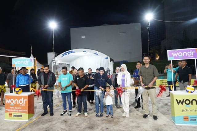 HADIRI : Ketua TP-PKK Provinsi Kalteng Aisyah Thisia Agustiar Sabran saat menghadiri Open Tournament Bola Voli Wondr by BNI Palangka Raya CUP Tahun 2025, di Lapangan Voli BNI Palangka Raya, Minggu (20/4).