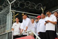 MENINJAU - Gubernur Agustiar Sabran saat meninjau bangunan Stadion Tuah Pahoe dan pertandingan sepak bola bersama Kepala perangkat daerah dan Sekretaris Asprov PSSI Kalteng Sigit Widodo.(IST)