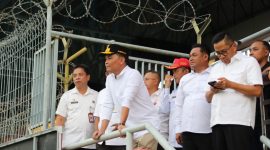 MENINJAU - Gubernur Agustiar Sabran saat meninjau bangunan Stadion Tuah Pahoe dan pertandingan sepak bola bersama Kepala perangkat daerah dan Sekretaris Asprov PSSI Kalteng Sigit Widodo.(IST)