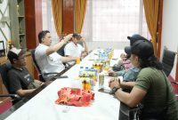 BERDISKUSI : Bupati Kabupaten Lamandau, Rizky Adity Putra saat berdiskusi dengan wartawan yang bertugas di wilayah Kabupaten Lamandau, Rabu (9/4).(IST)