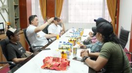 BERDISKUSI : Bupati Kabupaten Lamandau, Rizky Adity Putra saat berdiskusi dengan wartawan yang bertugas di wilayah Kabupaten Lamandau, Rabu (9/4).(IST)