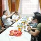BERDISKUSI : Bupati Kabupaten Lamandau, Rizky Adity Putra saat berdiskusi dengan wartawan yang bertugas di wilayah Kabupaten Lamandau, Rabu (9/4).(IST)