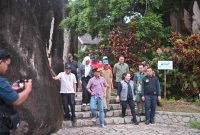 DAMPINGI : Plt Kepala Dinas Pendidikan Provinsi Kalteng Reza Prabowo saat mendampingi Gubernur Kalteng H.Agustiar Sabran meninjau langsung sejumlah fasilitas di Kecamatan Arut Selatan, Kabupaten Kotawaringin Barat, Sabtu (5/4).(IST)