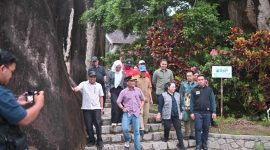 DAMPINGI : Plt Kepala Dinas Pendidikan Provinsi Kalteng Reza Prabowo saat mendampingi Gubernur Kalteng H.Agustiar Sabran meninjau langsung sejumlah fasilitas di Kecamatan Arut Selatan, Kabupaten Kotawaringin Barat, Sabtu (5/4).(IST)