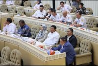 RAPAT : Wakil Gubernur Provinsi Kalteng, Edy Pratowo bersama Plt Sekda Kalteng, Leonard S Ampung saat mengikuti Rapat Kerja dan Rapat Dengar Pendapat (RDP) dengan Komisi II DPR RI di Gedung Nusantara, Jakarta, Senin (28/4).(IST)