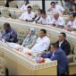 RAPAT : Wakil Gubernur Provinsi Kalteng, Edy Pratowo bersama Plt Sekda Kalteng, Leonard S Ampung saat mengikuti Rapat Kerja dan Rapat Dengar Pendapat (RDP) dengan Komisi II DPR RI di Gedung Nusantara, Jakarta, Senin (28/4).(IST)