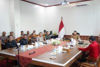 HADIRI : Wakil Gubernur Kalteng H. Edy Pratowo bersama-sama dengan Unsur Forkopimda saat menghadiri secara virtual Apel Kesiapsiagaan Penanganan Karhutla Nasional Tahun 2025, Selasa (29/4).(IST)