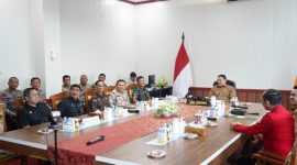 HADIRI : Wakil Gubernur Kalteng H. Edy Pratowo bersama-sama dengan Unsur Forkopimda saat menghadiri secara virtual Apel Kesiapsiagaan Penanganan Karhutla Nasional Tahun 2025, Selasa (29/4).(IST)