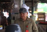 MEMANTAU : Plt. Kepala Dinas Ketahanan Pangan Provinsi Kalteng Agus Candra saat  melakukan pemantauan harga bahan pangan di salah satu pasar, Kamis (17/4).(IST)