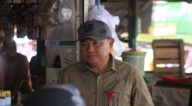 MEMANTAU : Plt. Kepala Dinas Ketahanan Pangan Provinsi Kalteng Agus Candra saat  melakukan pemantauan harga bahan pangan di salah satu pasar, Kamis (17/4).(IST)