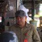 MEMANTAU : Plt. Kepala Dinas Ketahanan Pangan Provinsi Kalteng Agus Candra saat  melakukan pemantauan harga bahan pangan di salah satu pasar, Kamis (17/4).(IST)