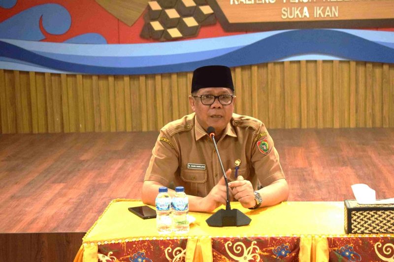 ARAHAN : Kepala Dislutkan Provinsi Kalteng H. Darliansjah saat menyampaikan arahannya saat mengelar Halal Bihalal bersama Keluarga Besar Dislutkan, yang di laksanakan di Aula Dinas setempat, Selasa (8/4).(IST)