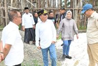 MEMINJAU : Gubernur Provinsi Kalteng H. Agustiar Sabran saat meninjau Taman Pendidikan Al-Quran di Masjid Baiturrohman di Kecamatan Arut Selatan, Kabupaten Kotawaringin Barat (Kobar), Sabtu (5/5).(IST)