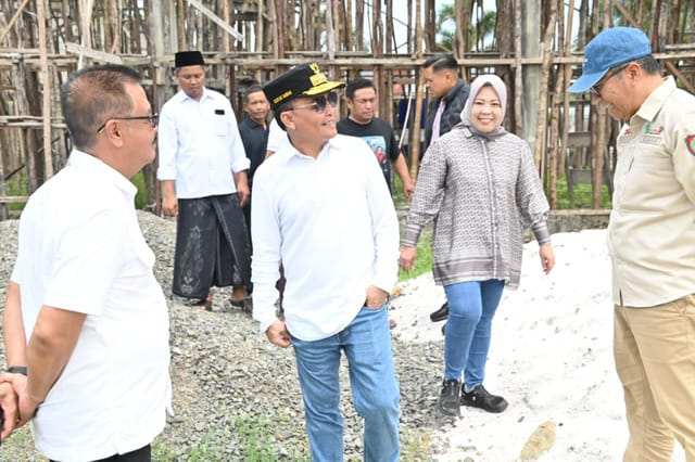 MEMINJAU : Gubernur Provinsi Kalteng H. Agustiar Sabran saat meninjau Taman Pendidikan Al-Quran di Masjid Baiturrohman di Kecamatan Arut Selatan, Kabupaten Kotawaringin Barat (Kobar), Sabtu (5/5).(IST)