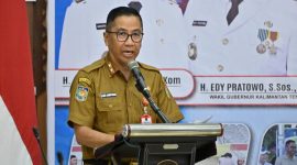 SAMBUTAN : Kepala BAPPERIDA Provinsi Kalteng Leonard S. Ampung menyampaikan sambutan sekaligus membuka acara Rakortekrenbang pada Selasa (15/4).(IST)