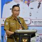 SAMBUTAN : Kepala BAPPERIDA Provinsi Kalteng Leonard S. Ampung menyampaikan sambutan sekaligus membuka acara Rakortekrenbang pada Selasa (15/4).(IST)