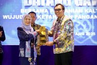 MENERIMA CINDRAMATA : Asisten Perekonomian dan Pembangunan Setda Kalteng, Sri Widanarni saat menerima cindramata dari Kepala Perwakilan BI Kalteng, Yuliansah Andrias, saat menghadiri kegiatan Diseminasi Laporan Perekonomian Provinsi Kalteng Tahun 2025, Rabu (30/4).(IST)