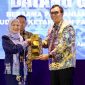 MENERIMA CINDRAMATA : Asisten Perekonomian dan Pembangunan Setda Kalteng, Sri Widanarni saat menerima cindramata dari Kepala Perwakilan BI Kalteng, Yuliansah Andrias, saat menghadiri kegiatan Diseminasi Laporan Perekonomian Provinsi Kalteng Tahun 2025, Rabu (30/4).(IST)