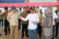 MELIHAT : Gubernur Provinsi Kalteng H. Agustiar Sabran saat meninjau Sport Center yang ada di Kota Pangkalan Bun, Sabtu (5/5).(IST)