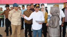 MELIHAT : Gubernur Provinsi Kalteng H. Agustiar Sabran saat meninjau Sport Center yang ada di Kota Pangkalan Bun, Sabtu (5/5).(IST)