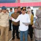 MELIHAT : Gubernur Provinsi Kalteng H. Agustiar Sabran saat meninjau Sport Center yang ada di Kota Pangkalan Bun, Sabtu (5/5).(IST)