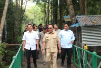 DAMPINGI : Kepala BAPPERIDA Prov. Kalteng Leonard S. Ampung mendampingi Gubernur Provinsi Kalteng H. Agustiar Sabran dan Wakil Gubernur H. Edy Pratowo saat mengunjungi kawasan wisata edukasi Hutan Kota Nyaru Menteng Berkah, Sabtu (12/4).(IST)