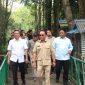 DAMPINGI : Kepala BAPPERIDA Prov. Kalteng Leonard S. Ampung mendampingi Gubernur Provinsi Kalteng H. Agustiar Sabran dan Wakil Gubernur H. Edy Pratowo saat mengunjungi kawasan wisata edukasi Hutan Kota Nyaru Menteng Berkah, Sabtu (12/4).(IST)