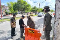 PEMASANGAN - Satpol PP saat memasang Barrier di jalan D.I Pandjaitan dan Katamso Palangka Raya.(IST)