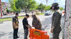 PEMASANGAN - Satpol PP saat memasang Barrier di jalan D.I Pandjaitan dan Katamso Palangka Raya.(IST)