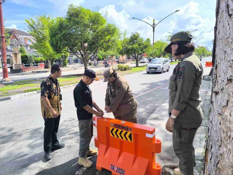 PEMASANGAN - Satpol PP saat memasang Barrier di jalan D.I Pandjaitan dan Katamso Palangka Raya.(IST)