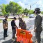 PEMASANGAN - Satpol PP saat memasang Barrier di jalan D.I Pandjaitan dan Katamso Palangka Raya.(IST)