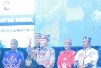 SAMBUTAN : Gubernur Provinsi Kalteng H. Agustiar Sabran saat memberikan sambutan dan membuka  Festival Budaya Isen Mulang yang di gelar di Stadion Tuah Pahoe, Palangka Raya, Sabtu (17/5) malam.(IST)