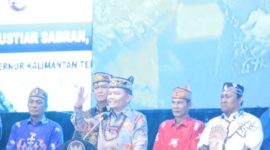 SAMBUTAN : Gubernur Provinsi Kalteng H. Agustiar Sabran saat memberikan sambutan dan membuka  Festival Budaya Isen Mulang yang di gelar di Stadion Tuah Pahoe, Palangka Raya, Sabtu (17/5) malam.(IST)