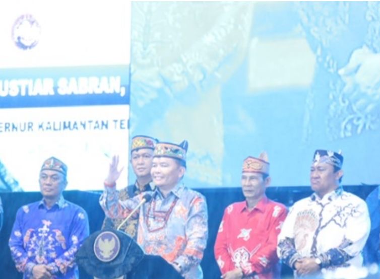 SAMBUTAN : Gubernur Provinsi Kalteng H. Agustiar Sabran saat memberikan sambutan dan membuka  Festival Budaya Isen Mulang yang di gelar di Stadion Tuah Pahoe, Palangka Raya, Sabtu (17/5) malam.(IST)