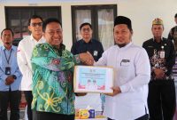 MEMBERIKAN - Wagub Edy Pratowo memberikan bantuan kepada pimpinan LKSA Darul Tazkiyah.(IST)