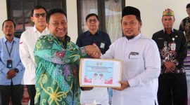MEMBERIKAN - Wagub Edy Pratowo memberikan bantuan kepada pimpinan LKSA Darul Tazkiyah.(IST)