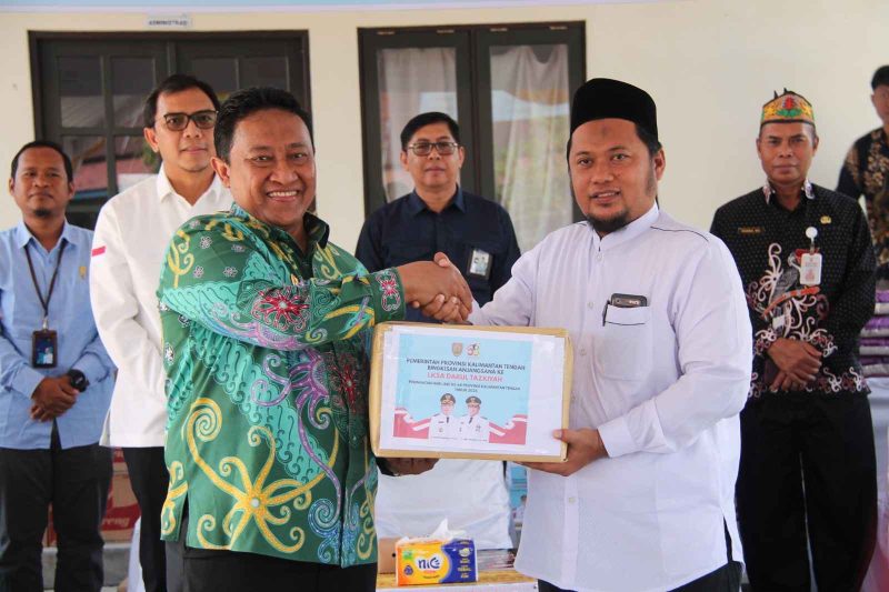 MEMBERIKAN - Wagub Edy Pratowo memberikan bantuan kepada pimpinan LKSA Darul Tazkiyah.(IST)