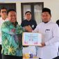 MEMBERIKAN - Wagub Edy Pratowo memberikan bantuan kepada pimpinan LKSA Darul Tazkiyah.(IST)