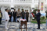 MELANTIK : Gubernur Kalteng H. Agustiar Sabran saat melantik dan mengambil sumpah Indra Gunawan sebagai Pj. Bupati Barito Utara
di Istana Isen Mulang, Rumah Jabatan Gubernur Kalteng, Kamis (29/5).(IST)