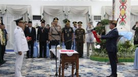MELANTIK : Gubernur Kalteng H. Agustiar Sabran saat melantik dan mengambil sumpah Indra Gunawan sebagai Pj. Bupati Barito Utara
di Istana Isen Mulang, Rumah Jabatan Gubernur Kalteng, Kamis (29/5).(IST)