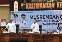 MUSRENBANG: Gubernur Kalteng, H. Agustiar Sabran beserta Wakil Gubernur H. Edy Pratowo, Ketua TP-PKK Provinsi Aisyah Thisia Agustiar Sabran saat menghadiri Musrenbang untuk menyusun RPJMD periode 2025–2029, di Aula Jayang Tingang, Rabu (28/05).(IST)