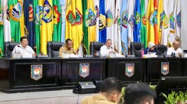 RAPAT : Suasana rapat koordinasi Pengendalian Inflasi Daerah yang turut mengangkat sosialisasi Instruksi Presiden (Inpres) Nomor 9 Tahun 2025 yang digelar secara daring dan luring di Gedung Sasana Bhakti Praja, Kantor Pusat Kemendagri, Jakarta, Senin (19/5).(IST)