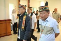 SAMBUT : Gubernur Kalteng H. Agustiar Sabran saat menyambut kedatangan Menteri Koordinator Bidang Pangan Republik Indonesia Zulkifli Hasan di Bandara Tjilik Riwut, Palangka Raya, Rabu (21/5).(IST)