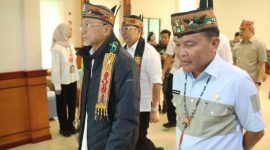 SAMBUT : Gubernur Kalteng H. Agustiar Sabran saat menyambut kedatangan Menteri Koordinator Bidang Pangan Republik Indonesia Zulkifli Hasan di Bandara Tjilik Riwut, Palangka Raya, Rabu (21/5).(IST)